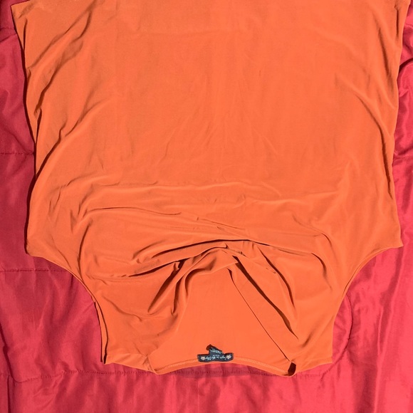 Ruffle neck - Picture 2 of 3